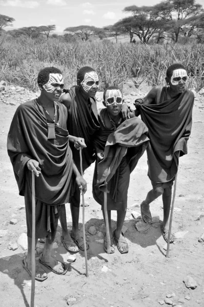 Serengeti Tanzania Ottobre Giovani Masai Moran Non Identificati Indossano Nero — Foto Stock
