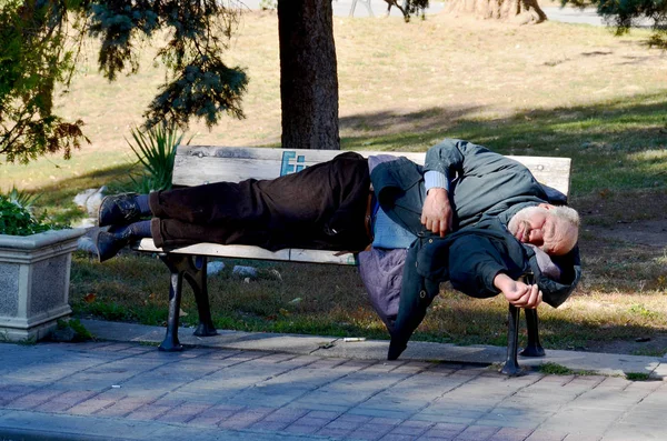 Istanbul Turkey October Homeless Man Sleeping Bench Park Oct 2013 — Stock Photo, Image