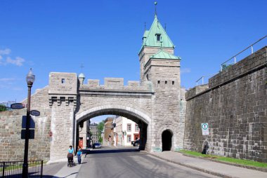 QUEBEC CITY, CANADA - 25 Ağustos 2010 'da Kanada' nın Quebec kentinde UNESCO 'nun dünya mirası olan Eski Quebec' in Porte Saint-Louis Gate parçası. 