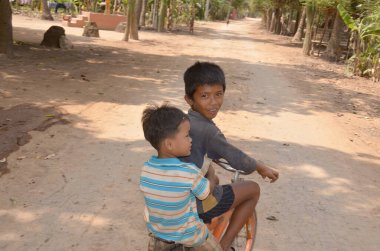 Phnom PHEN, CAMBODIA - 23 Mart 2013 'te Phnom Phen, Kamboçya' da tanımlanamayan sokak çocukları poz verdi.
