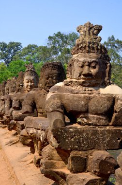 SIEM REAP, CAMBODIA - 26 Mart 2013 tarihinde Siem Kamboçya 'da, Angkor Thom' un güney kapısında, nagaları (efsanevi yılanlar, sıklıkla çoklu başlı) idare eden devlerin iki inanılmaz dengesi vardır..