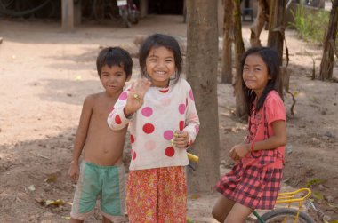 Phnom PHEN, CAMBODIA - 23 Mart 2013 'te Phnom Phen, Kamboçya' da tanımlanamayan sokak çocukları poz verdi.