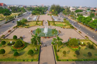 VİYANE LAOS - 2 Nisan 2013 'te Vientiane Laos' ta Patuxai 'den Lane Xang Bulvarı' ndaki trafiğe kuş bakışı bakış (Arc de Triomphe) 