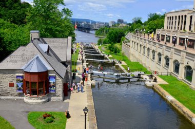 OTTAWA, CANADA - 30 Haziran 2013 'te Ottawa' daki Rideau kanalı kilitlenir. Rideau Kanalı, Ottawa, Ontario, Kanada 'yı Ontario Gölü' ndeki Kingston şehrine bağlar.
