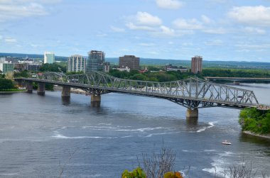 Kraliyet Alexandra Eyaletler Arası Köprüsü Ottawa, Ontario ve Gatineau, Quebec arasında uzanan bir köprüdür. 