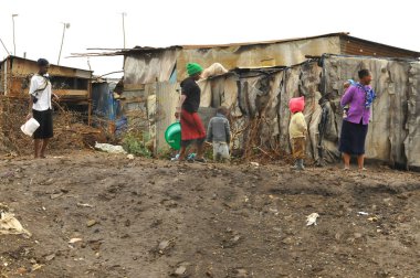 NAIROBI, KENYA-OCT. 13: Meçhul insanlar Nairobi gecekondu mahallesinde çamurda yürüyorlar. 13 Ekim 2011, Nairobi, Kenya. Kibera, Nairobi 'nin en büyük gecekondu mahallesi ve Afrika' nın en büyük ikinci kenar mahallesidir. 