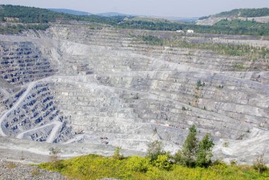 Asbest madeninin havadan görünüşü, asbest, Quebec, Kanada. Asbest, istenilen fiziksel özellikleri için ticari olarak kullanılan doğal olarak oluşan altı adet silikat mineralden oluşur..