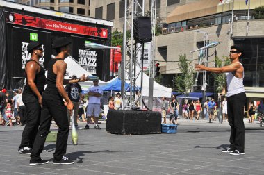 MONTREAL, CANADA - 08 Temmuz: Hokkabazlar 2012-07-08 Montreal Kanada 'da Montreal Caz Festivali' nde insanları eğlendirdiler. Montreal Caz Festivali dünyanın en büyük caz festivali olarak 2004 Guinness Rekoru 'nu düzenledi.