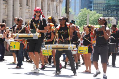 Montreal - 10 Temmuz 2011 Montreal Carifiesta Carifate geçit törenine katılanlar. Montreal 'in Karayip topluluğu, karnaval tarzı, güzel kostümlü.