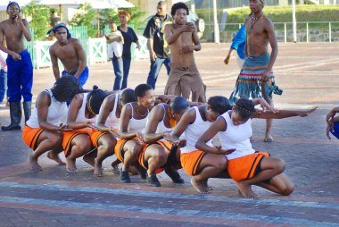 CAPE TOWN, SOUTH AFRICA - 25 Mayıs: Kimliği belirsiz gençler Soweto sokak dansının sunumu sırasında, 25 Mayıs, Cape Town, Güney Afrika.  