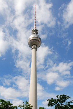 BERLİN, GERMANY - 25 MAYIS: Fernsehturm (Televizyon Kulesi) Berlin, Almanya 'da Alexanderplatz' da yer alan kule 1965-1969 yılları arasında eski Alman Demokratik Cumhuriyeti tarafından inşa edilmiştir.