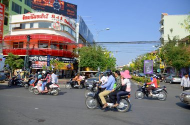 PHNOM PENH, CAMBODIA - 3 Nisan 2013 'te Phnom Penh, Kamboçya' da sokak sahnesi. Phnom Penh, Kamboçya 'nın başkenti ve en büyük şehridir. Mekong nehrinin kıyısında.
