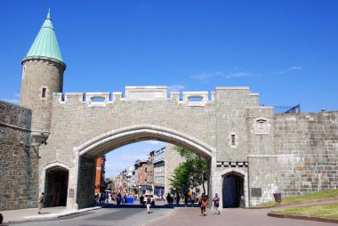 QUEBEC CITY, CANADA - 25 Ağustos 2010 'da Kanada' nın Quebec kentinde UNESCO 'nun dünya mirası olan Eski Quebec' in Porte Saint-Louis Gate parçası. 