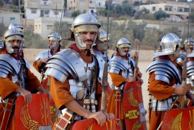 25 Kasım 2009 'da Ürdünlü erkekler, Ürdün' ün başkenti Jerash 'ta bir Roma ordusunun yeniden canlandırma gösterisi sırasında Romalı asker gibi giyindiler.