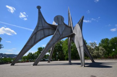 MONTREAL, CANADA - 19 Haziran - Alexander Calder 'ın L Homme heykeli 19 Haziran 2013 tarihinde Montreal' de Parc Jean-Drapeau 'da yer alan büyük ölçekli bir açık hava heykelidir. 1967 Dünya Fuarı Yapımı 