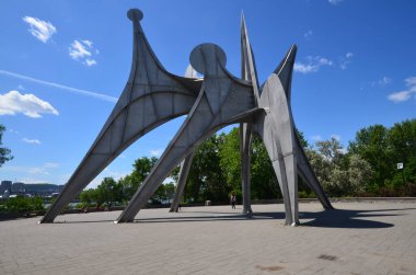MONTREAL, CANADA - 19 Haziran - Alexander Calder 'ın L Homme heykeli 19 Haziran 2013 tarihinde Montreal' de Parc Jean-Drapeau 'da yer alan büyük ölçekli bir açık hava heykelidir. 1967 Dünya Fuarı Yapımı 