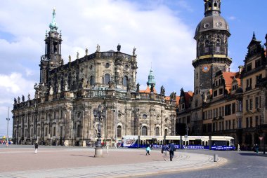 Hofkirche, 25 Mayıs 2010 'da Dresden' de Dresden 'in en önemli simgelerinden biri. 2. Dünya Savaşı sırasında Dresden' in bombalanması sırasında kilise yıkıldı..