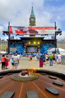 OTTAWA, CANADA - 30 Haziran 2013 'teki 1 Temmuz Kanada Günü gösterisi için Parliament Hill' de Sahne.