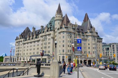 OTTAWA, CANADA - 30 Haziran 2013 'te Ottawa, Kanada' da Chateau Laurier Hotel. Bu şatoya Kanada 'nın eski başbakanı Sir Wilfred Laurier' in adı verildi.. 