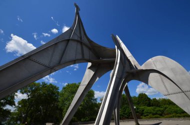 MONTREAL, CANADA - 19 Haziran - Alexander Calder 'ın L Homme heykeli 19 Haziran 2013 tarihinde Montreal' de Parc Jean-Drapeau 'da yer alan büyük ölçekli bir açık hava heykelidir. 1967 Dünya Fuarı Yapımı 