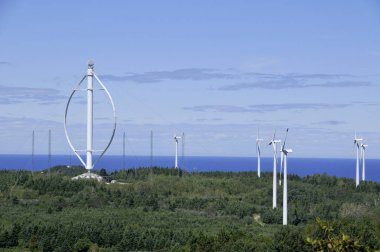 CAP CHAT, QUEBEC, CANADA - 25 Ağustos 2012 'de Cap Chat Quebec Canada' da dünyanın en büyük dikey rüzgar türbini. Rüzgar, Quebec 'in enerji kaynağının önemli bir parçası haline geliyor..