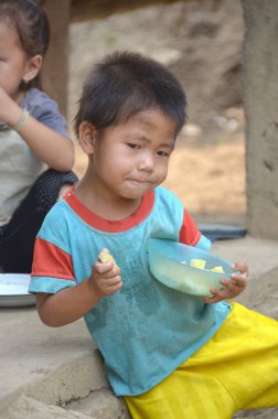 Phnom PHEN, CAMBODIA - Tanımlanamayan sokak çocuğu 23 Mart 2013 'te Phnom Phen, Kamboçya' da poz verdi.