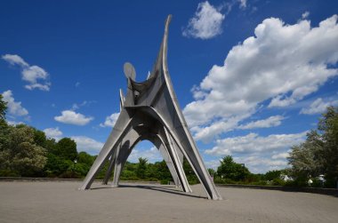 MONTREAL, CANADA - 19 Haziran - Alexander Calder 'ın L Homme heykeli 19 Haziran 2013 tarihinde Montreal' de Parc Jean-Drapeau 'da yer alan büyük ölçekli bir açık hava heykelidir. 1967 Dünya Fuarı Yapımı 