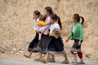 VANGVIENG LAOS - 2 Nisan 2013 'te Vangvieng Laos' ta kimliği belirsiz zavallı laos hmong çocuklarının portresi. Laos nüfusunun yarısından fazlası yoksulluk sınırının altında yaşıyor.. 