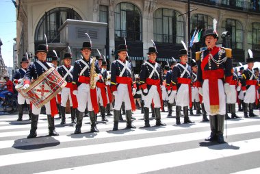 BUENOS AIRES, ARGENTINA - 17 Kasım 2011: Arjantin 'e gelen İtalyan göçmenlerin anısına asker kostümlü genç adam
