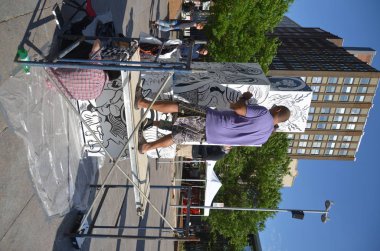 MONTREAL CANADA - 15 Haziran 2013 'te Montreal Kanada' da FIMA sanat festivalinde şehir totemi üzerinde çalışan sanatçılar