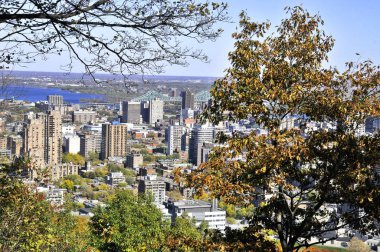 Montreal - 08 Ekim 2012 'de Montreal' de Kondiaronk Belvedere Mount Royal 'den şehrin manzarası. Quebec eyaletinin en büyük şehri ve Kanada 'nın ikinci şehridir.