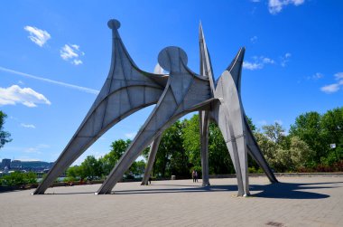MONTREAL, CANADA - 19 Haziran - Alexander Calder 'ın L Homme heykeli 19 Haziran 2013 tarihinde Montreal' de Parc Jean-Drapeau 'da yer alan büyük ölçekli bir açık hava heykelidir. 1967 Dünya Fuarı Yapımı 