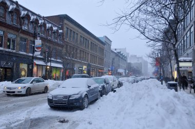 Merose Caddesi 'nde kar arabaları kaplamaktadır. 27 Aralık' ta. Kar fırtınası Montreal 'i 45 cm karla vurdu, Kanada 27 Aralık 2012' de ABD 'deki binlerce evin elektriğini kestikten sonra..