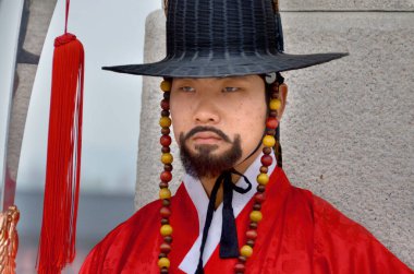 SEOUL, Kore - 7 Nisan 2013 'te Seul' de Gyeongbokgung Sarayı 'nda muhafızlık yaptı. Gyeongbokgung, Joseon Hanedanlığı kurulduktan üç yıl sonra ana sarayı olarak hizmet verdi.. 