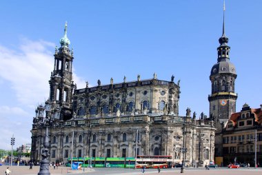 Hofkirche, 25 Mayıs 2010 'da Dresden' de Dresden 'in en önemli simgelerinden biri. 2. Dünya Savaşı sırasında Dresden' in bombalanması sırasında kilise yıkıldı..