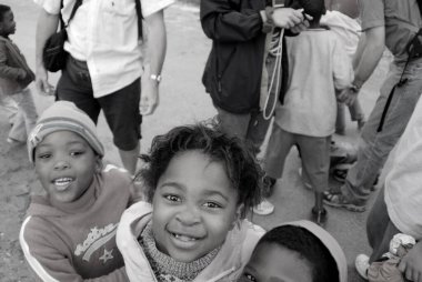 KHAYELITSHA, CAPE TOWN - 22 Mayıs 2007 'de Khayelitsha ilçesinin bir caddesinde, 22 Mayıs 2007' de Cape Town, Güney Afrika Khayelitsha batı Cape, SA 'da bir kasabadır.
