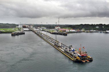Panama Kanalı 'nın Atlantik girişindeki kilitlerin ilk seti, PANAMA CANAL - 7. 7 Kasım 2012 tarihinde Panama 'da. Gemiler denizin 27 metre yukarısında..  