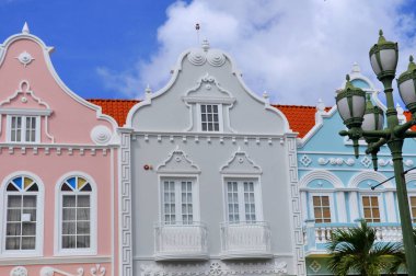Tipik Hollandalı tasarım mimarisi. Oranjestad 'ın merkez meydanı Aruba Karayipler' in rüzgarlı adalarına doğru daha az Antiller Batı Hint Adaları 'na uzanıyor.