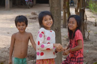 Phnom PHEN, CAMBODIA - 23 Mart 2013 'te Phnom Phen, Kamboçya' da tanımlanamayan sokak çocukları poz verdi.