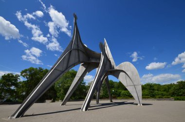 MONTREAL, CANADA - 19 Haziran - Alexander Calder 'ın L Homme heykeli 19 Haziran 2013 tarihinde Montreal' de Parc Jean-Drapeau 'da yer alan büyük ölçekli bir açık hava heykelidir. 1967 Dünya Fuarı Yapımı 