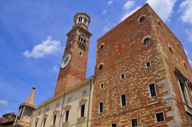 Torre dei Lamberti kuzey İtalya 'da Verona' da 84 metre yüksekliğindedir..