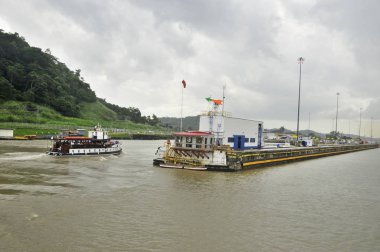 Panama Kanalı 'nın Atlantik girişindeki kilitlerin ilk seti, PANAMA CANAL-7. 7 Kasım 2012 tarihinde Panama 'da. Gemiler denizin 27 metre yukarısında..