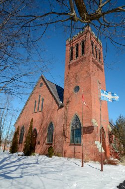 Waterloo 'lu Saint-Luke Kilisesi modern mimari tarzların öncüsü olan Neo-Gotik tuğla bina Waterloo, Quebec, Kanada 