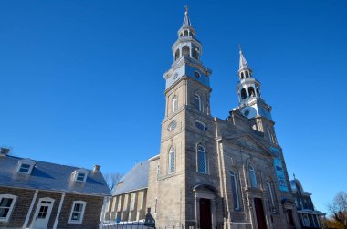 La Ziyaret-de-la-Bienheureuse-Vierge-Marie Kilisesi, Montreal 'de Recollet Falls semtinde bir kilisedir. Montreal adasındaki en eski kilise, 1749 ve 1752 yılları arasında inşa edilmiştir.