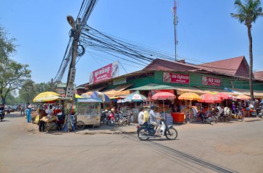 SIEM REAP, CAMBODIA - 27 Mart 2013 'te Siem Reap, Kamboçya' da sokak sahnesi. Siem Reap, Afrika kıtasında bulunan Kamboçya devletinde bir şehirdir..