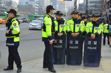SEOUL, Güney Kore - 6 Nisan 2013 'te Seul Güney Kore' de 6 Nisan 2013 'te yapılan protestolar sırasında Seul çevik kuvvet polisi tarafından işten çıkarıldı.