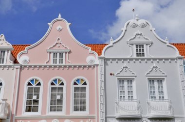 Tipik Hollandalı tasarım mimarisi. Oranjestad 'ın merkez meydanı Aruba Karayipler' in rüzgarlı adalarına doğru daha az Antiller Batı Hint Adaları 'na uzanıyor.