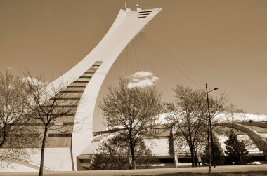 Montreal, Kanada 7 Temmuz 2012 'de Montreal Olimpiyat Stadyumu ve kulesi. Dünyanın en yüksek eğimli kulesi. Olimpiyat turu 175 metre uzunluğunda ve 45 derecelik açıyla yapılıyor. 