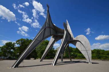 MONTREAL, CANADA - 19 Haziran - Alexander Calder 'ın L Homme heykeli 19 Haziran 2013 tarihinde Montreal' de Parc Jean-Drapeau 'da yer alan büyük ölçekli bir açık hava heykelidir. 1967 Dünya Fuarı Yapımı 