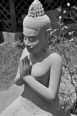 Taştan Asuralar, Naga Vasuki 'yi Angkor Thom' un 12. yüzyıl şehrine açılan bir köprüde tutuyor..  